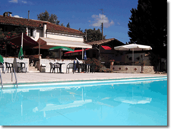 Fenière, Pavie, Gers - Vue d'une partie de la terrasse, côté piscine